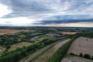 imagens aéreas de campos rurais nas rodovias m1 j11 luton inglaterra uk foto