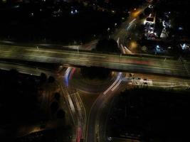 bela vista aérea de alto ângulo das autoestradas britânicas e tráfego na cidade de luton da inglaterra reino unido à noite após o pôr do sol foto