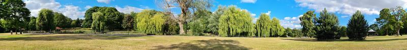 belo parque público local na cidade de luton da inglaterra, reino unido foto