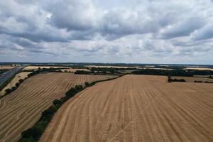 bela vista de alto ângulo da vila britânica e zona rural da inglaterra reino unido foto