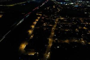 bela vista aérea de alto ângulo das autoestradas britânicas e tráfego na cidade de luton da inglaterra reino unido à noite após o pôr do sol foto