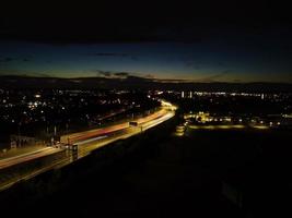 bela vista aérea de alto ângulo das autoestradas britânicas e tráfego na cidade de luton da inglaterra reino unido à noite após o pôr do sol foto