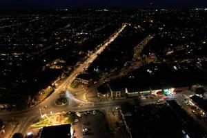 bela vista de alto ângulo da cidade de luton da inglaterra à noite, imagens do drone após o pôr do sol foto