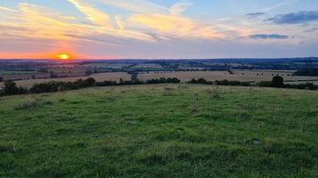 linda e bela cena do pôr do sol na Inglaterra, paisagem britânica foto