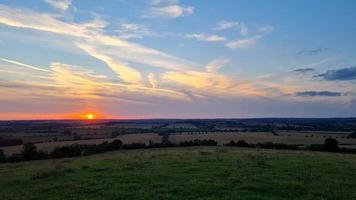 linda e bela cena do pôr do sol na Inglaterra, paisagem britânica foto