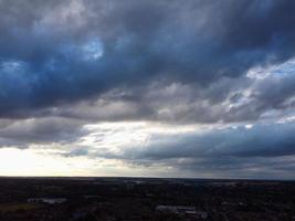 pôr do sol bonito e colorido com nuvens coloridas e céu sobre a cidade de luton da inglaterra grã-bretanha foto