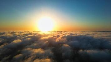 céu dramático e nuvens em movimento sobre a cidade de luton, na inglaterra. cidade britânica foto