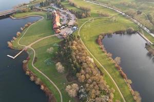 lindas imagens aéreas e vista de alto ângulo do lago britânico e estradas com aves aquáticas foto