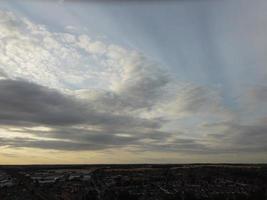 belo pôr do sol sobre a cidade britânica, céu colorido com nuvens amarelas, laranja e pretas sobre o céu azul claro foto