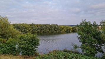 vista para o lago caldecotte em milton keynes inglaterra foto