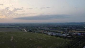 imagens de vista aérea de alto ângulo sobre a turbina eólica do moinho de vento no lago stewartby da inglaterra ao nascer do sol foto