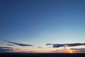 linda vista aérea da cidade de luton da inglaterra reino unido na hora do pôr do sol, nuvens coloridas imagens de alto ângulo tiradas por drone foto