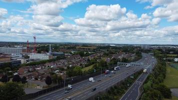 uma filmagem aérea e vista de alto ângulo do playground de uma escola de meninos na cidade de luton da inglaterra, autoestradas e rodovias britânicas foto