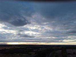 vista aérea de alto ângulo das rodovias britânicas e trilhos de trem no norte de londres luton inglaterra uk foto