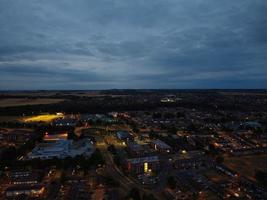 vista aérea imagens de alto ângulo da cidade de luton da inglaterra à noite foto