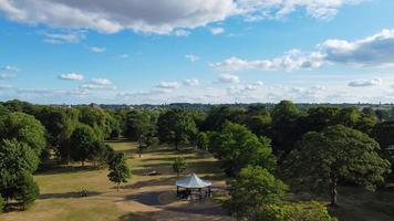 vista de filmagem aérea de alto ângulo do parque público local em um dia quente e ensolarado de verão foto