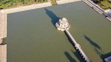 vista aérea de alto ângulo do histórico mughals hiran minar e vila de sheikhupura paquistão foto