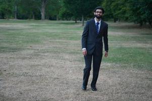 homem asiático posando no parque público local de luton inglaterra reino unido foto