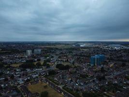 bela vista aérea noturna da cidade britânica, imagens do drone de alto ângulo da cidade de luton da inglaterra, reino unido foto