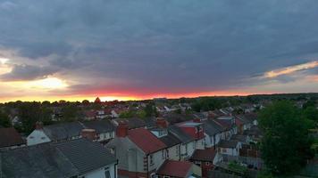 vista aérea de casas residenciais de luton no belo pôr do sol e nuvens coloridas e céu sobre a cidade de luton da inglaterra foto