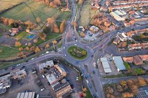 vista aérea de alto ângulo de estradas britânicas e tráfego passando pela cidade e zona rural da inglaterra reino unido foto