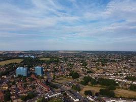 vista aérea da cidade de luton da inglaterra reino unido na hora do pôr do sol, nuvens coloridas imagens de alto ângulo tiradas por drone foto