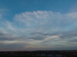 vista aérea da cidade de luton da inglaterra reino unido na hora do pôr do sol, nuvens coloridas imagens de alto ângulo tiradas por drone foto