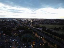 vista aérea de alto ângulo da cidade de luton da inglaterra ao pôr do sol à noite. foto