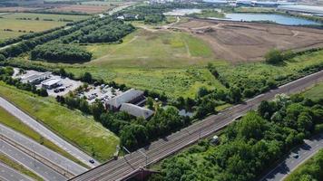 vista aérea de alto ângulo de estradas britânicas e tráfego passando pelo interior da inglaterra reino unido foto