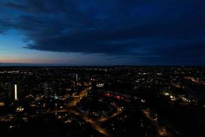 bela vista aérea de alto ângulo das autoestradas britânicas e tráfego na cidade de luton da inglaterra reino unido à noite após o pôr do sol foto