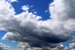 impressionantes formações de nuvens escuras antes de uma tempestade foto