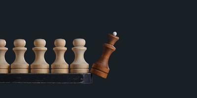 mão fazendo um movimento com peças de xadrez de madeira no xadrez 17268501  Foto de stock no Vecteezy