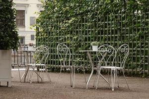 café vazio e mesas de metal branco no parque. proibição de visitar locais públicos devido à ameaça de coronavírus. foto