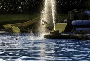 piscina com escorregas foto