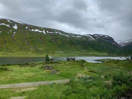 uma vista sobre um vale verde na noruega de rallarvegen bike road 1 foto