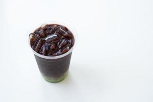 coco, chocolate gelado no copo isolado no fundo branco, conceito de comida, bebida e saúde, copie o espaço foto