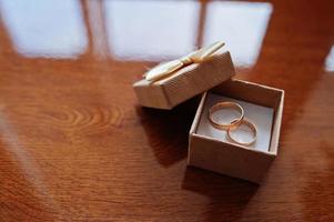 anéis de casamento na caixa. dia feliz. foto