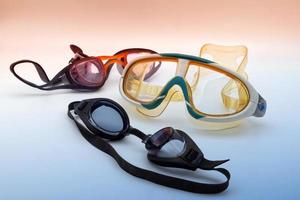 óculos para nadar isolado em fundo colorido foto