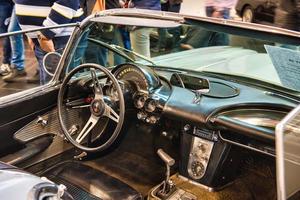 friedrichshafen - interior de maio de 2019 da prata chevrolet corvette c1 1961 cabrio no motorworld classics bodensee em 11 de maio de 2019 em friedrichshafen, alemanha foto