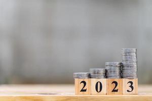 economia de dinheiro e conceito de investimento para o ano novo 2023 com empilhamento de moedas e copyspace foto