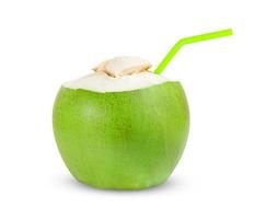fruta de coco verde isolada no fundo branco, inclui traçado de recorte foto