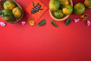 vista superior da tangerina tangerina fresca sobre fundo vermelho para o ano novo lunar chinês. foto