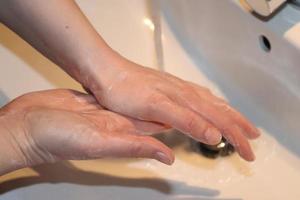 limpeza e lavagem das mãos com prevenção de sabão para surto de coronavírus covid-19 foto