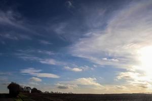 belas nuvens em um céu azul sobre um campo agrícola do norte da Europa. foto