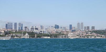 palácio de dolmabahce e besiktas na cidade de istambul, turquia foto