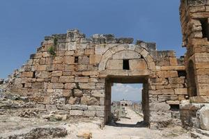 rua frontinus na cidade antiga de hierapolis, turquia foto