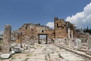 rua frontinus na cidade antiga de hierapolis, turquia foto