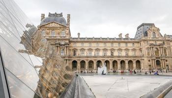 museu do louvre na cidade de paris foto