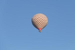 balão de ar quente sobre a cidade de goreme foto