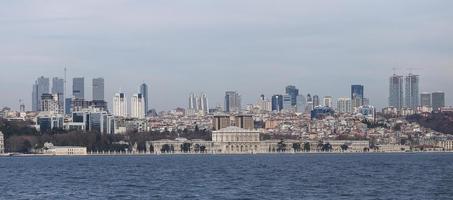 palácio de dolmabahce e besiktas na cidade de istambul foto